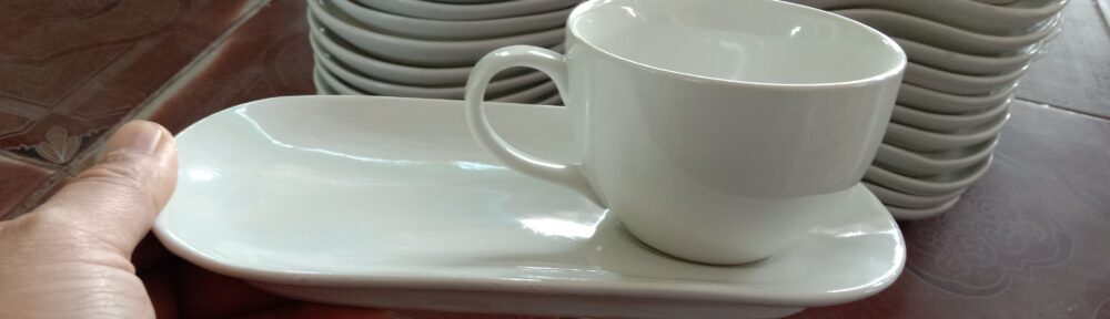 แก้วกาแฟและจานรอง